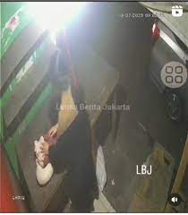 Seorang Wanita Buang Bayi di Meja Pedagang Pasar Terekam CCTV